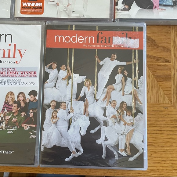 Modern Family DVD Seasons 1-7 - Picture 5 of 7